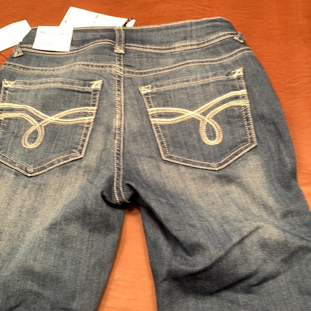 WallFlower the ultra fit 0/24. 23.5 inch crop. Women’s jeans NWT. - Picture 8 of 9